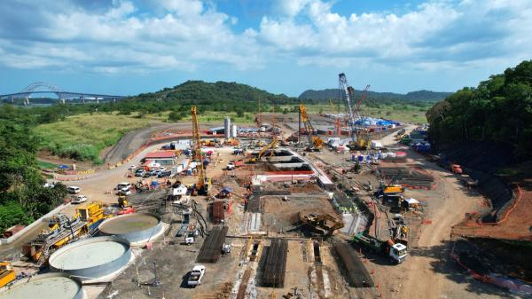 Panama Metro Line 3 diaphragm wall construction by German company Bauer - overall view