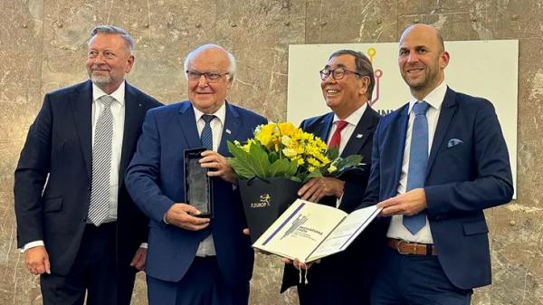 Martin Herrenknecht receives DVWG Innovation Prize